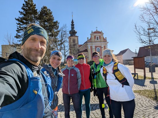 Přes tři okresy